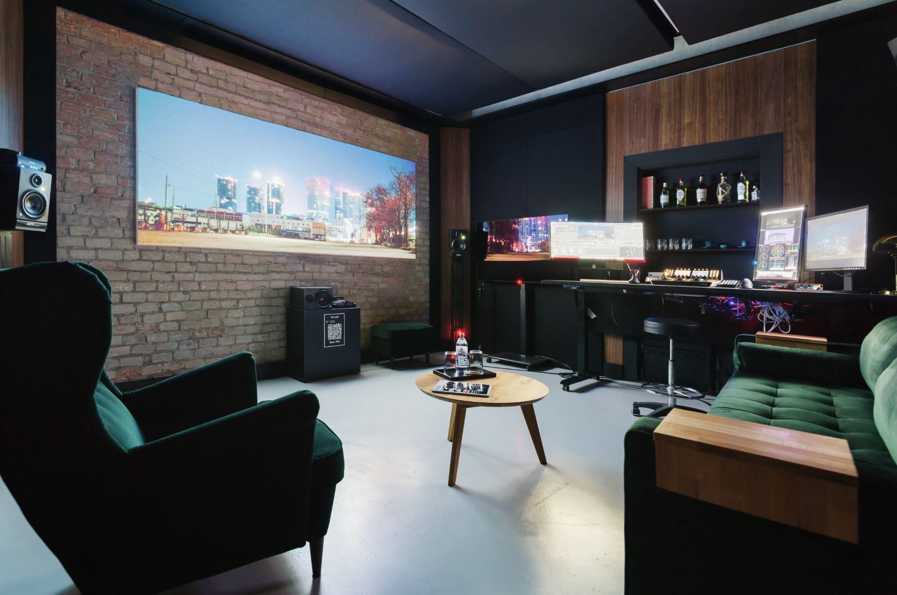 Arbeitsplatz und Studiobereich im Film Hub Wien