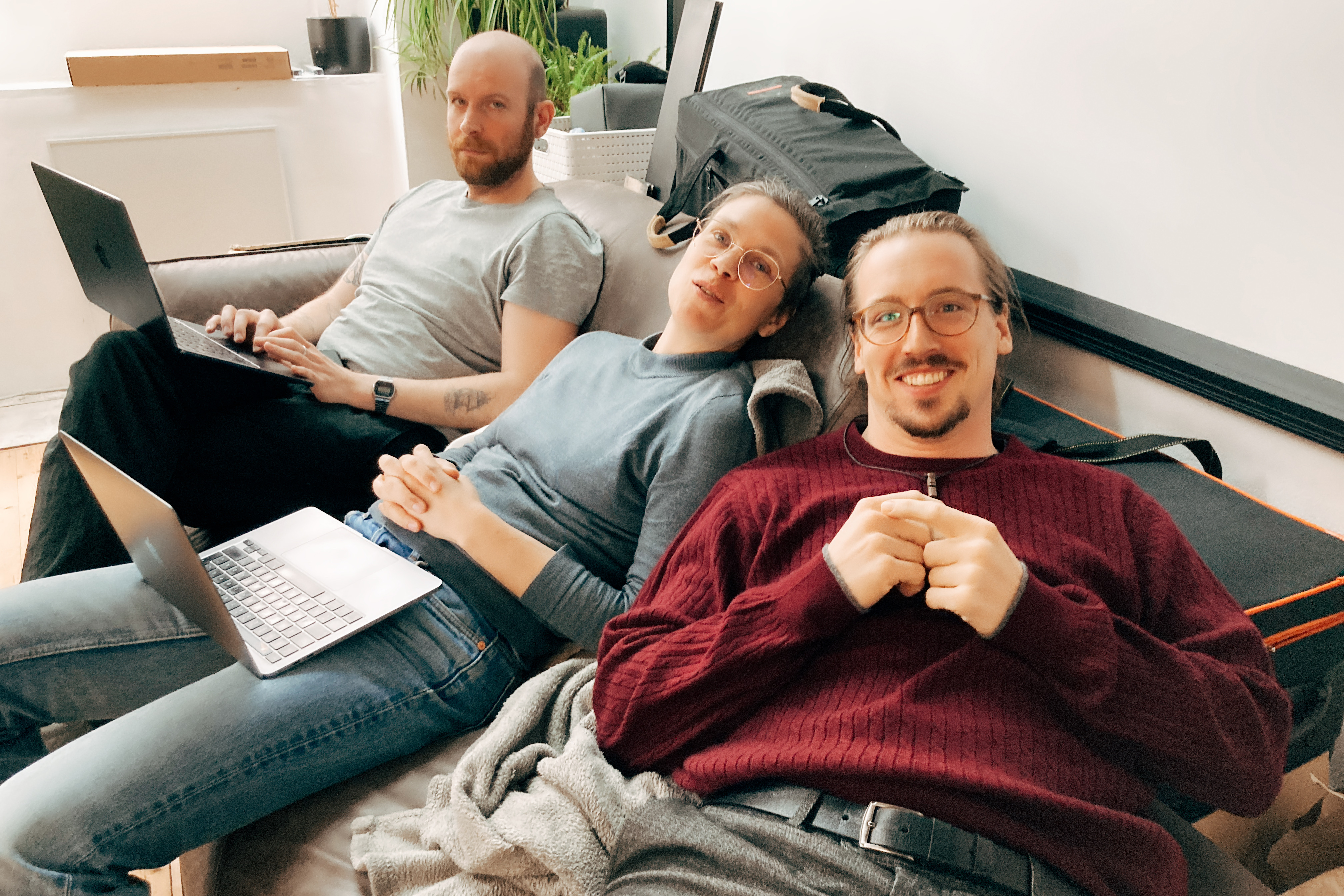 Team und Filmschaffende im Arbeitsalltag